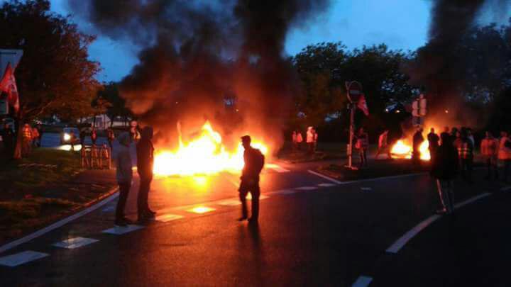 Brennende Reifen, blockierte Autobahnen, leere Tankstellen: Streiks in  Frankreich weiten sich aus [mit Fotos]